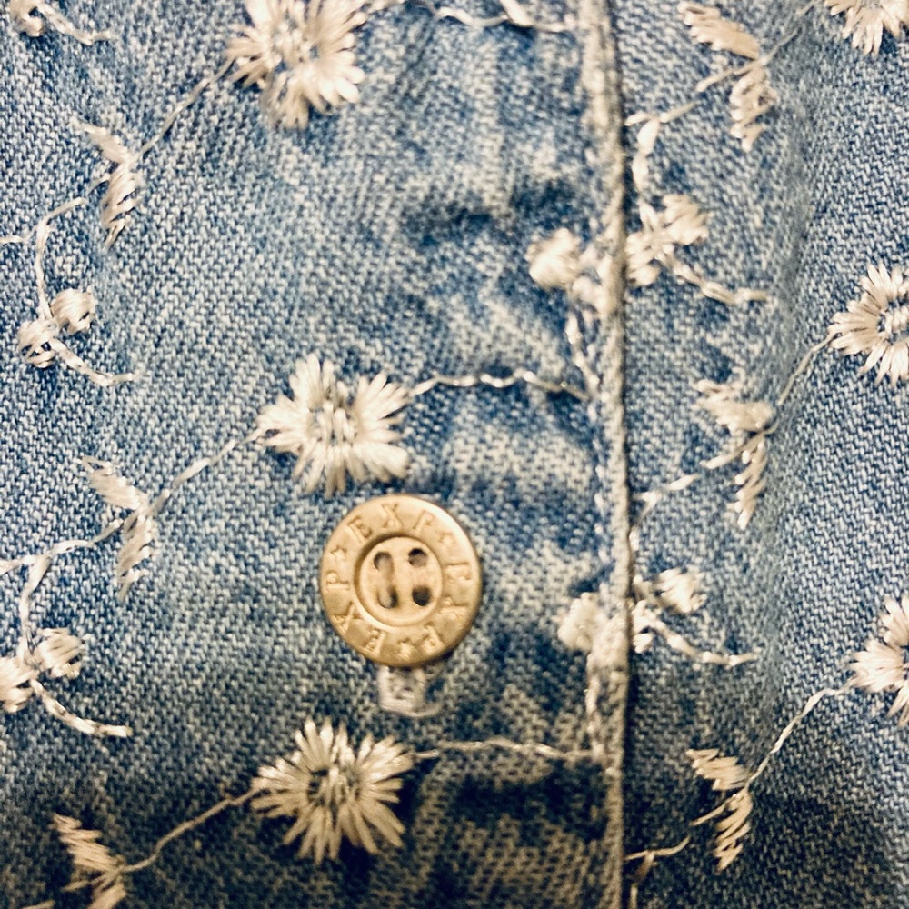 Cute sleeveless denim crop top that ties in front. - Picture 6 of 6